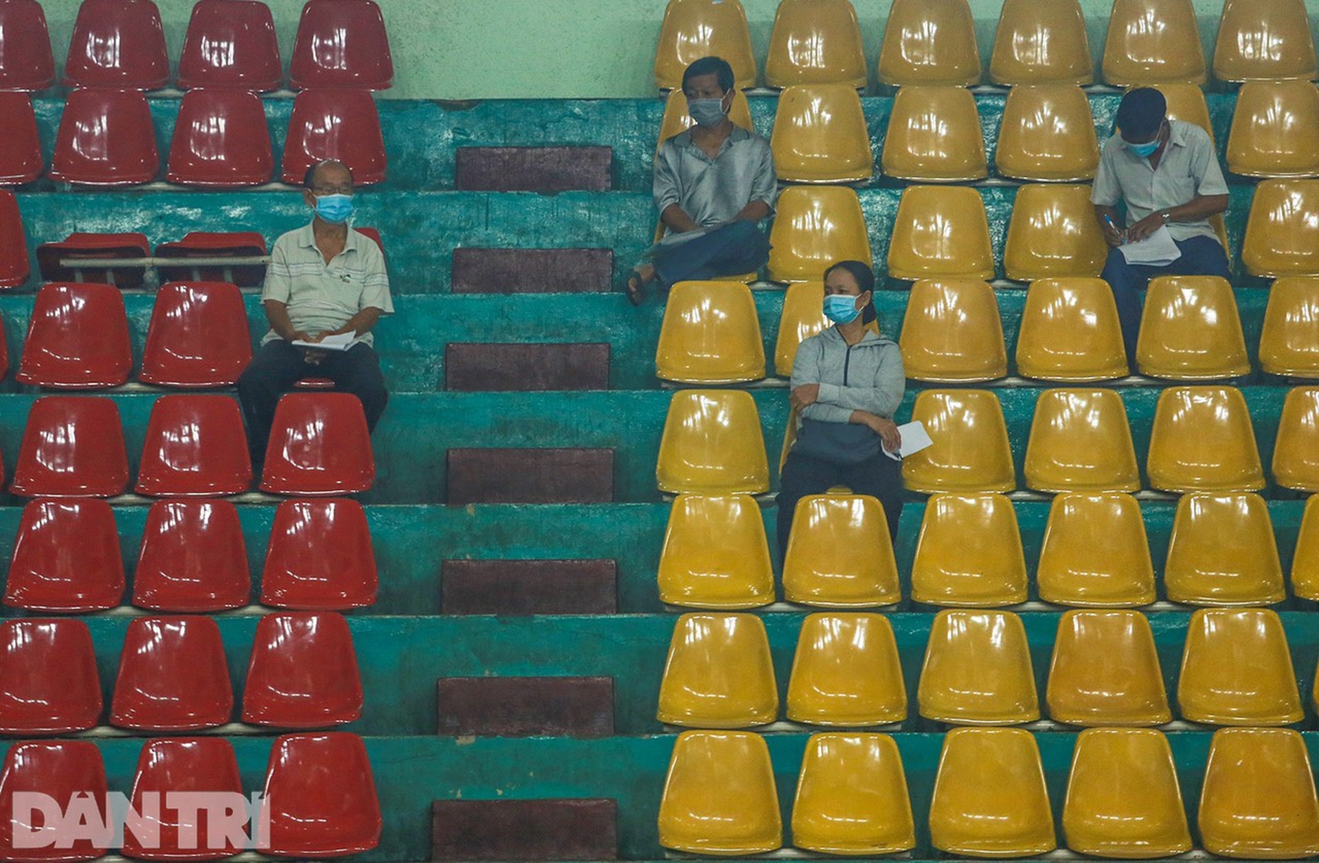 Người dân TPHCM đội mưa lớn đi tiêm vắc xin ngừa Covid-19 đợt 5 - 11 Người dân TPHCM đội mưa lớn đi tiêm vắc xin ngừa Covid-19 đợt 5 - 11