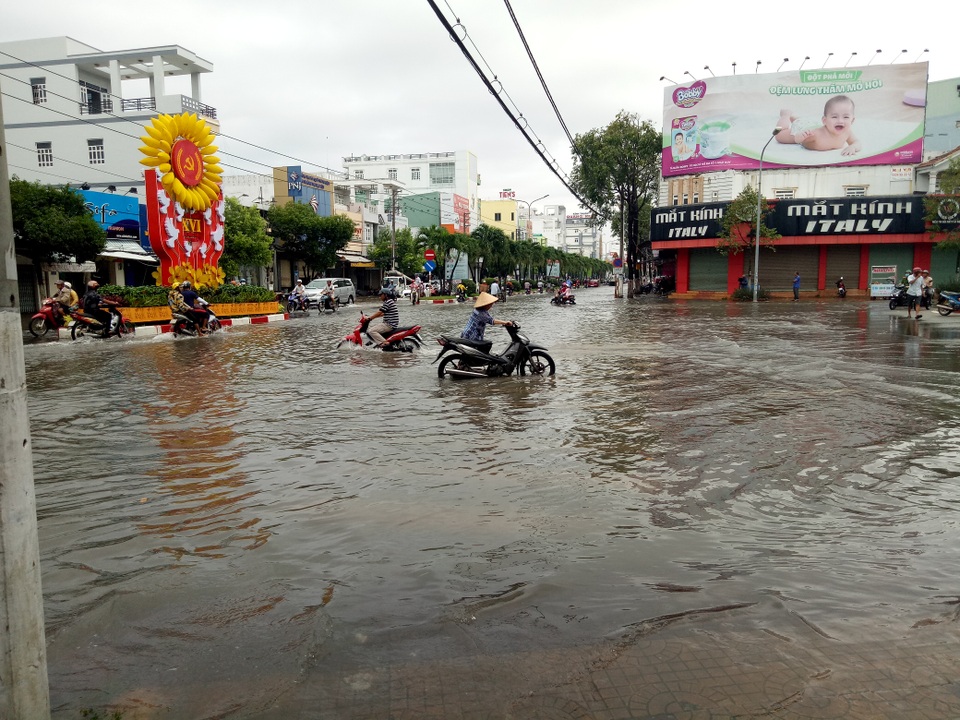 Đường phố Bạc Liêu thành sông sau trận mưa 2 tiếng - 7 Đường phố Bạc Liêu thành sông sau trận mưa 2 tiếng - 7