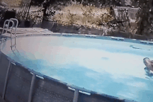 Khoảnh khắc thót tim bé trai 10 tuổi ở Mỹ cứu mẹ suýt chết trong bể bơi