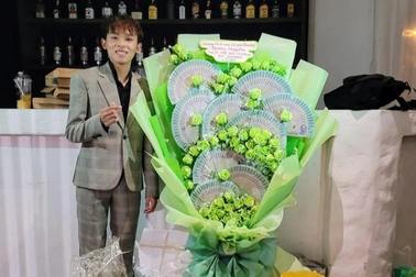 Sao Việt được khán giả tặng cả xấp tiền, vàng: Trò lố hay khoe mẽ?