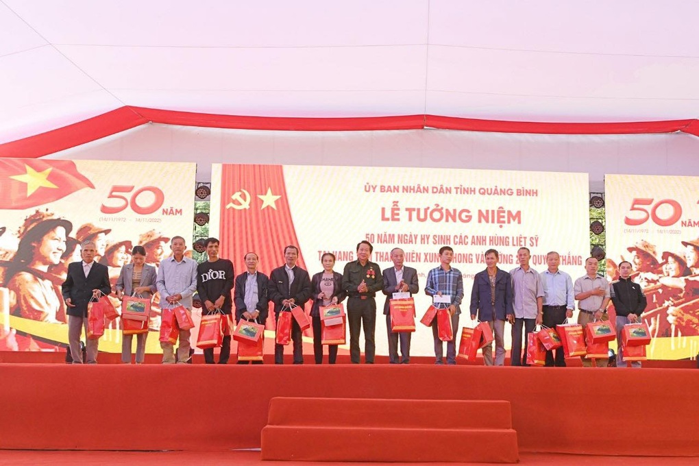 Lễ tưởng niệm 50 năm ngày hy sinh của các liệt sỹ đường 20 - Quyết Thắng - 6 Lễ tưởng niệm 50 năm ngày hy sinh của các liệt sỹ đường 20 - Quyết Thắng - 6