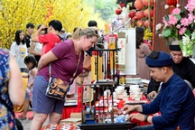 Khách nước ngoài thích thú dạo chơi phố ông đồ Sài Gòn