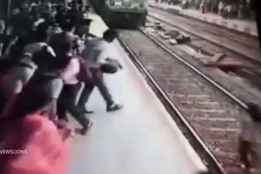 Thót tim cảnh thiếu nữ thoát chết khi bị tàu hỏa cán qua người