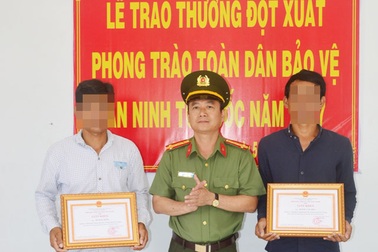 Khen thưởng 2 công dân dũng cảm truy bắt tội phạm