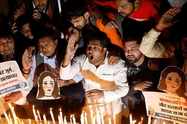 Nạn nhân hiếp dâm tử vong sau khi bị thiêu sống ngay trên đường đến tòa