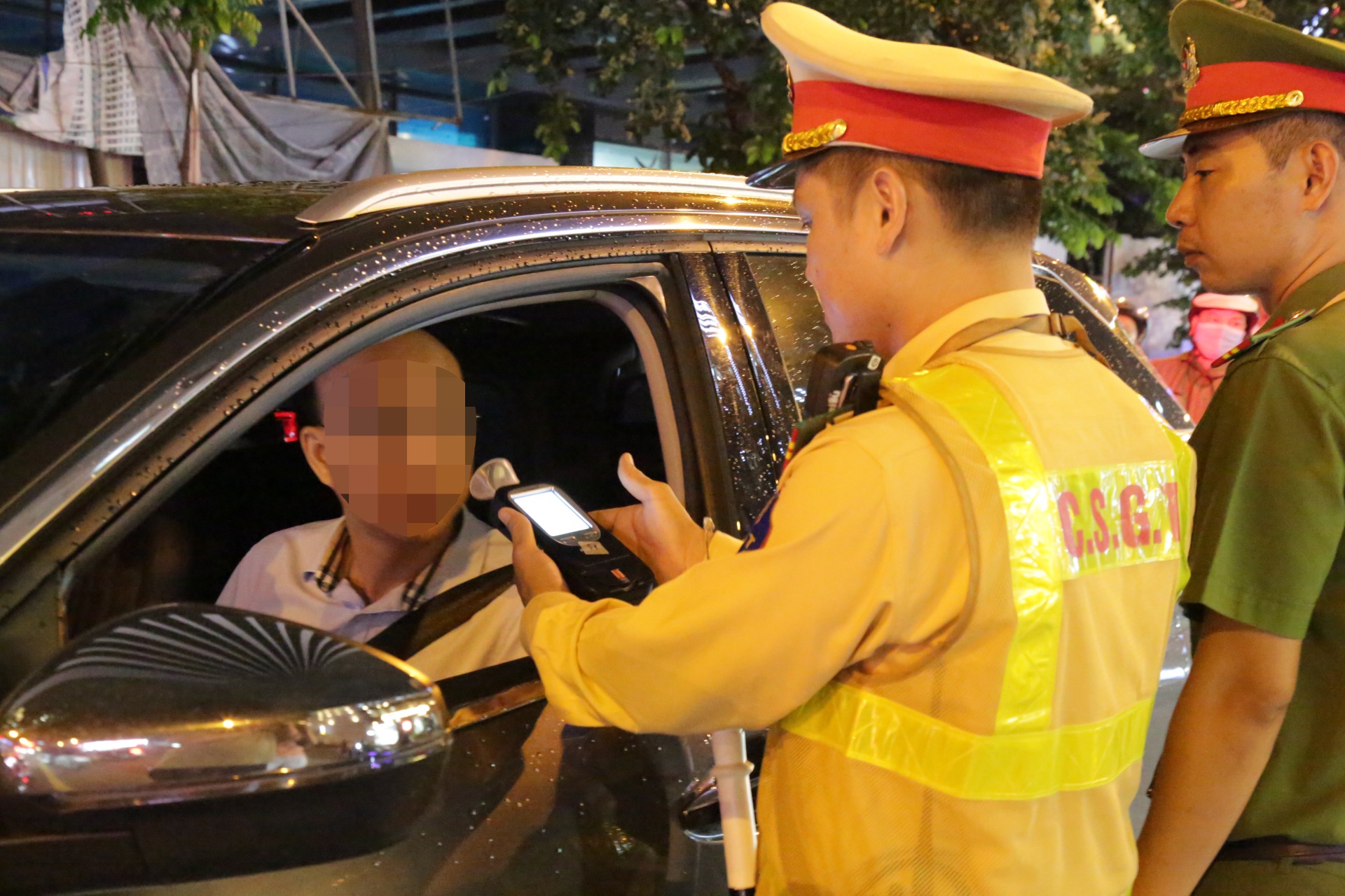 CSGT Hà Nội vào tận quán nhậu khuyên tài xế đã nhậu là không lái xe - 7 CSGT Hà Nội vào tận quán nhậu khuyên tài xế đã nhậu là không lái xe - 7
