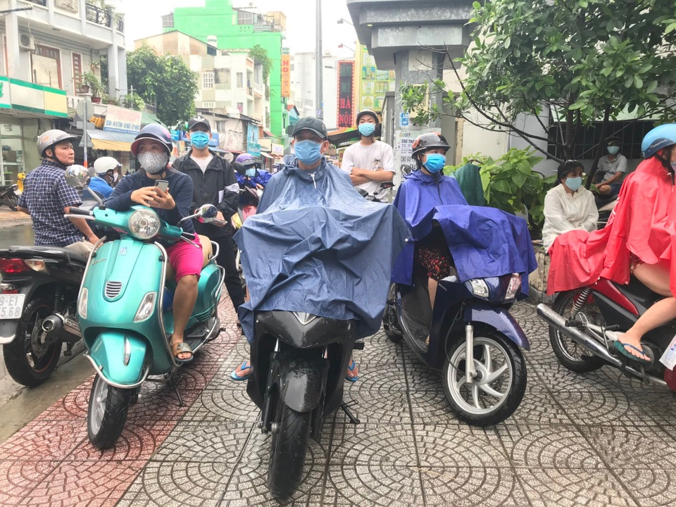 Phụ huynh Sài Gòn đội mưa chờ con thi xong môn Toán - 6 Phụ huynh Sài Gòn đội mưa chờ con thi xong môn Toán - 6