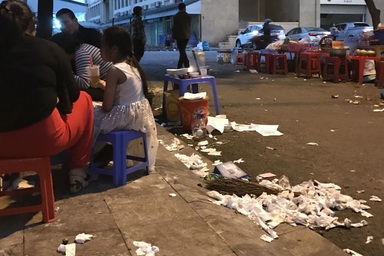 Xếp hàng nghe chửi, rùng mình ngồi trên đống rác ăn bún ốc