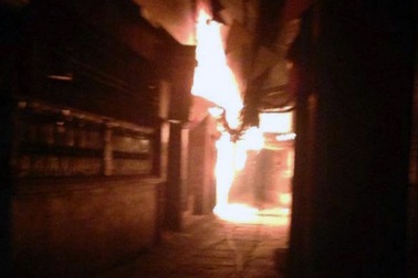 Hà Nội: Hoảng loạn vì cột điện bốc cháy dữ dội