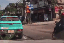 Tài xế taxi va quệt với thai phụ rồi bỏ chạy