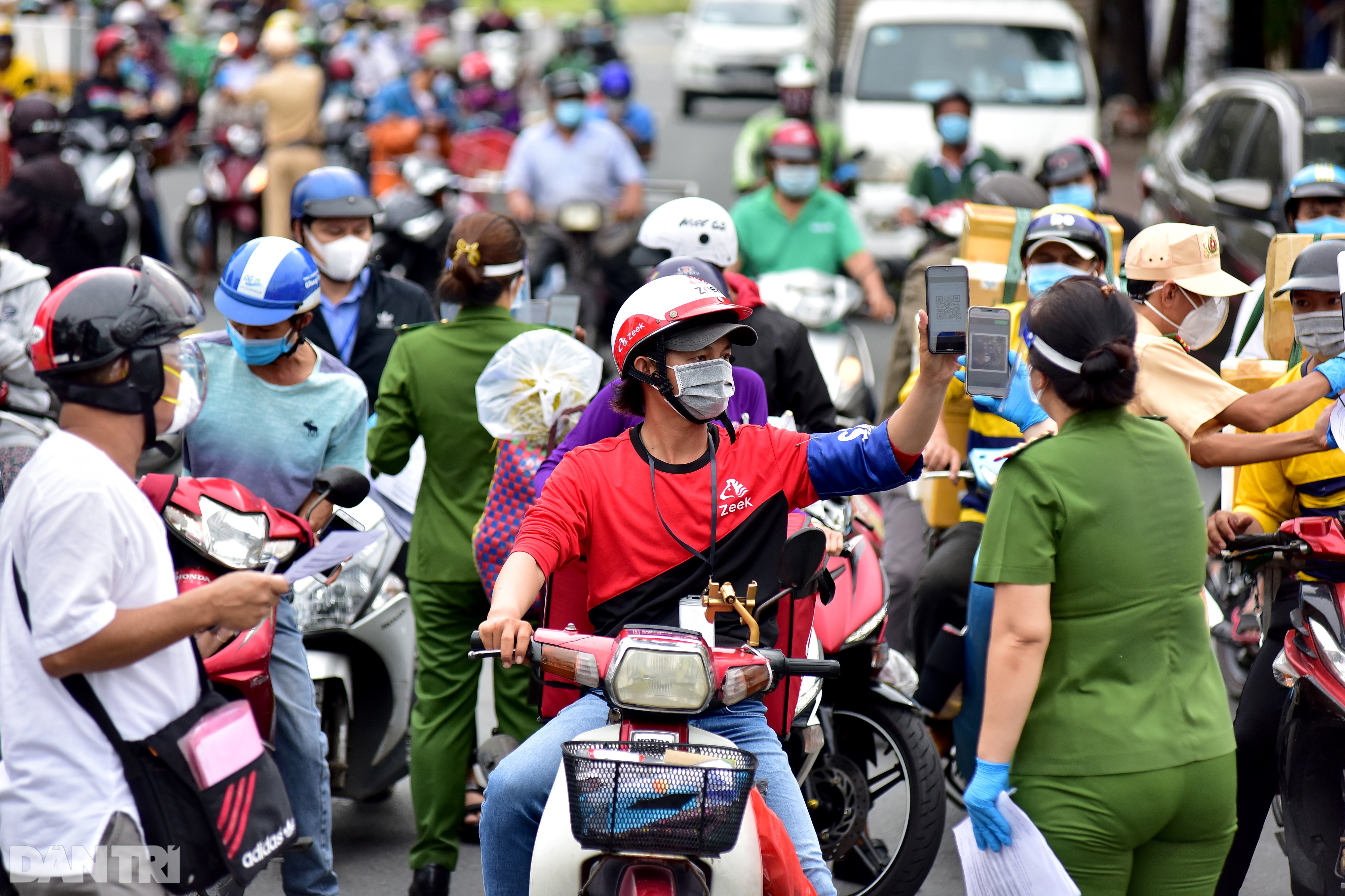 Xe cộ ùn ùn chờ khai báo di biến động dân cư tại chốt kiểm soát ở Sài Gòn - 7 Xe cộ ùn ùn chờ khai báo di biến động dân cư tại chốt kiểm soát ở Sài Gòn - 7