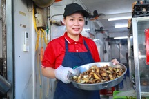 Quán bún cá ở Hà Nội bất ngờ lọt danh sách Michelin, chủ tưởng bị lừa đảo