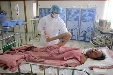 Cám cảnh người đàn ông có tứ chi bất động