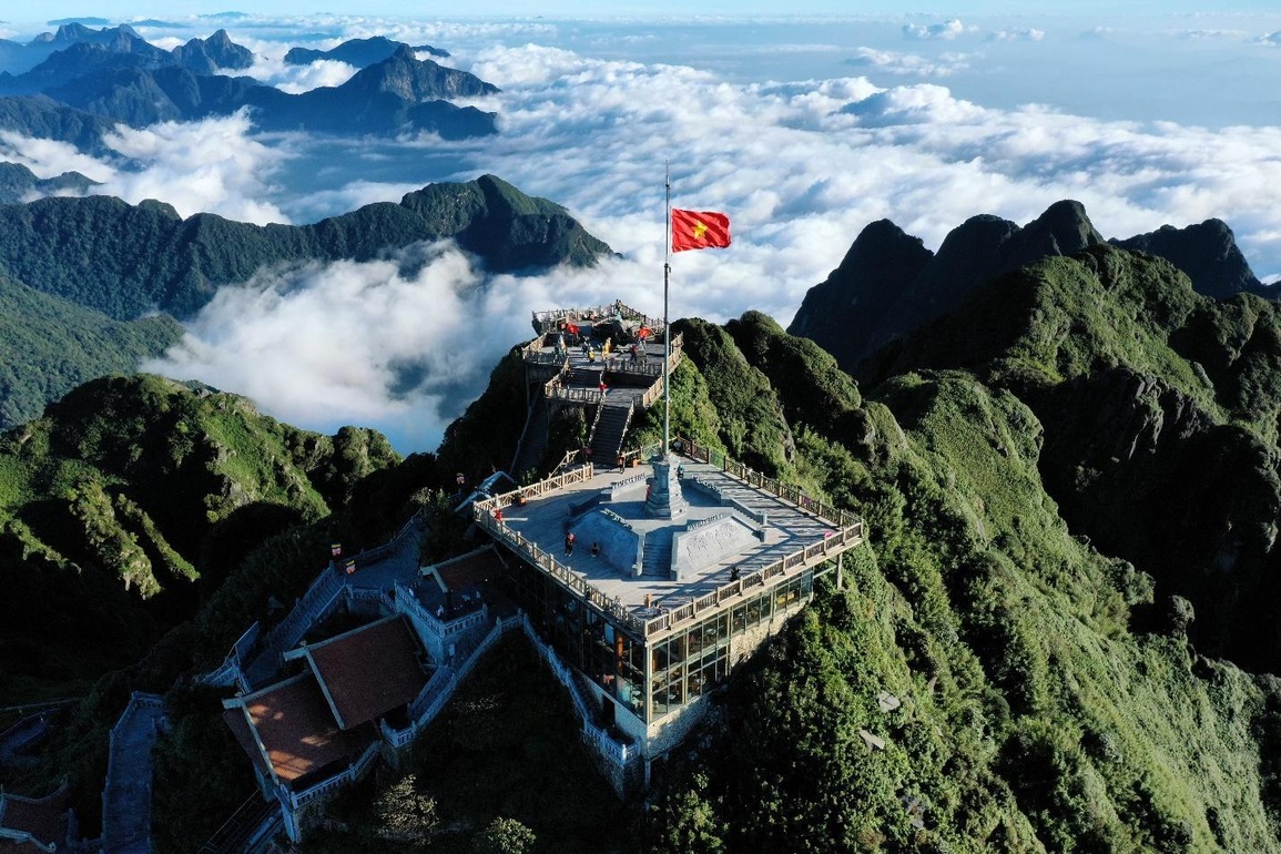 Du khách đến Fansipan ngắm hoa, bái Phật - 8 Du khách đến Fansipan ngắm hoa, bái Phật - 8