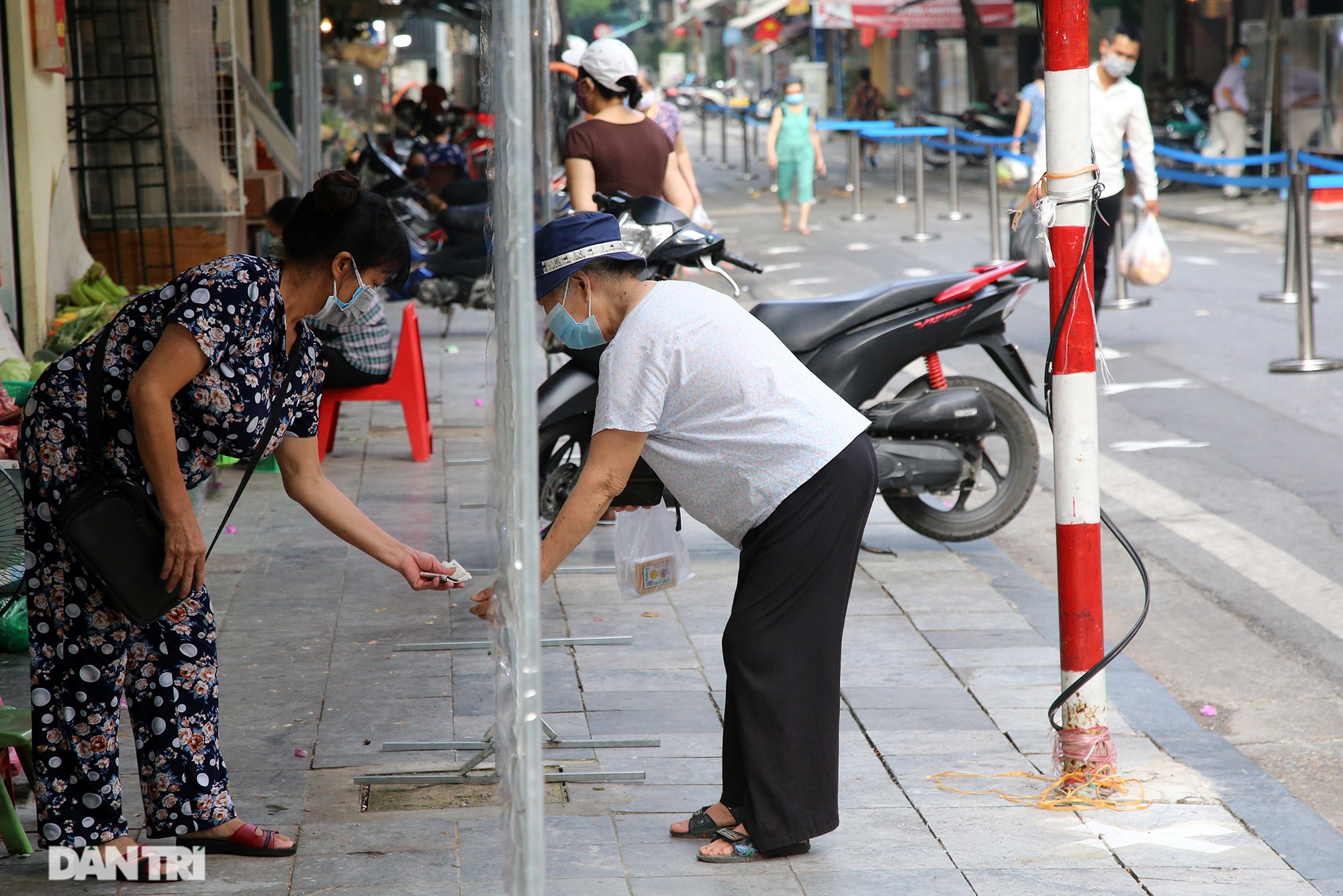 Mới lạ cảnh mua bán bằng ám hiệu ngón tay ở chợ nhà giàu phố cổ Hà Nội - 13 Mới lạ cảnh mua bán bằng ám hiệu ngón tay ở chợ nhà giàu phố cổ Hà Nội - 13