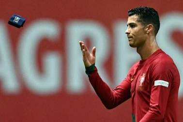 C.Ronaldo ném băng đội trưởng trong ngày Bồ Đào Nha bại trận
