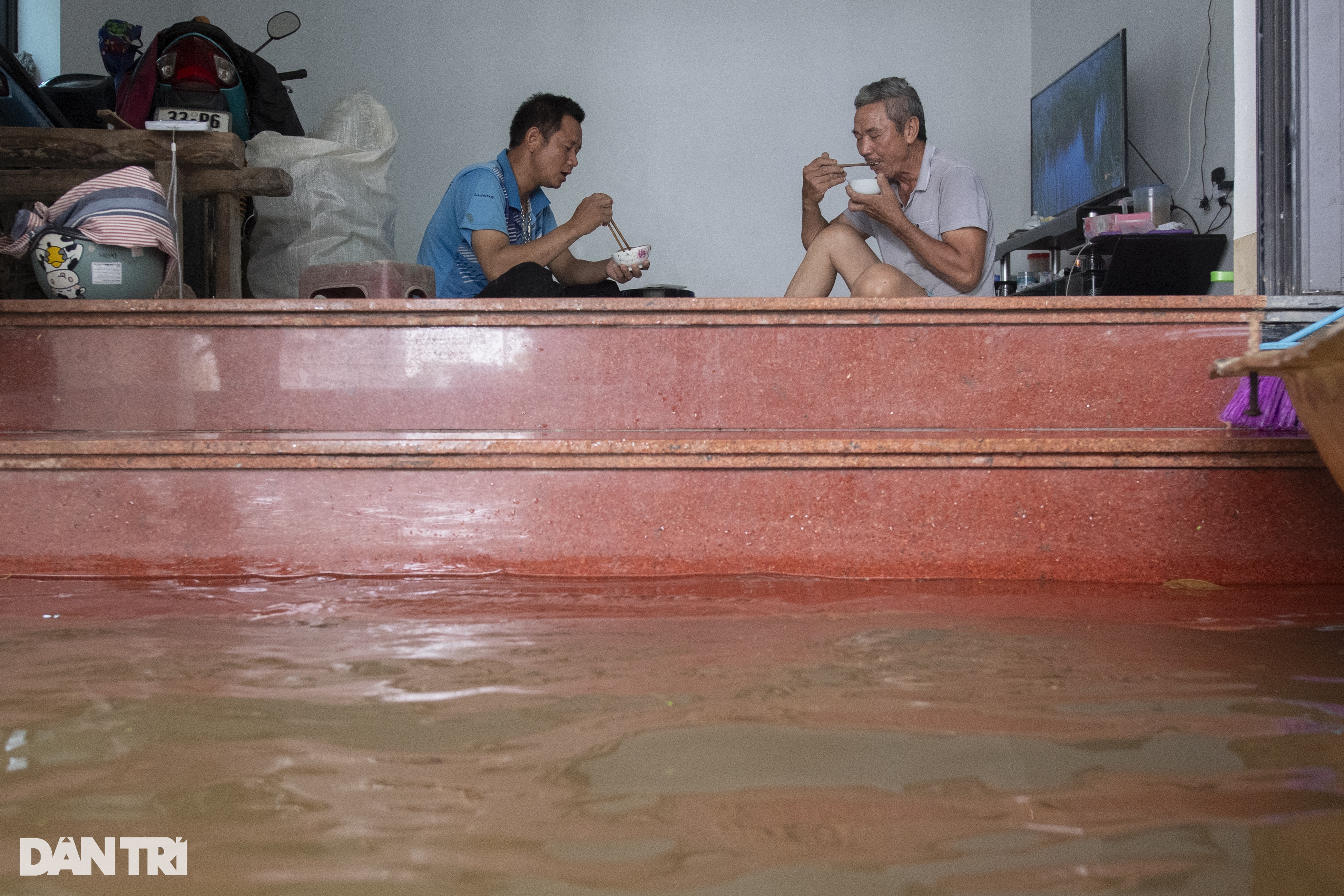 Hà Nội: Dân không dám tắm, gãi ngày đêm nơi 10 ngày ngập giữa biển nước - 13