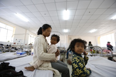 Vụ gần 100 trẻ em nghi ngộ độc sau bữa cơm: Đoàn từ thiện không thông báo với chính quyền