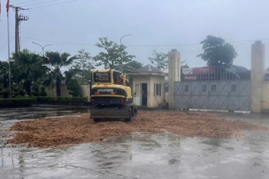 Hàng nghìn tấn mật mía tràn ra sau tiếng sét được thu gom như thế nào?
