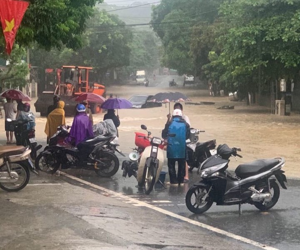 Hình ảnh lũ lụt hãi hùng, ô tô trôi bồng bềnh ở Hà Giang - 3 Hình ảnh lũ lụt hãi hùng, ô tô trôi bồng bềnh ở Hà Giang - 3