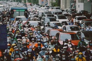 Trước khi cấm xe máy xăng, bạn đọc tha thiết "xin lại cái vỉa hè"