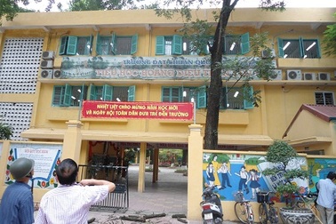 Cô trò nơm nớp lo cây đổ, gãy