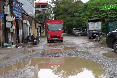Hàng loạt "ổ gà", "ổ trâu" trên con đường đau khổ ở Hà Nội