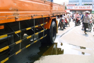 Nhiều người ngã vì nhớt từ xe tải chảy xuống đường