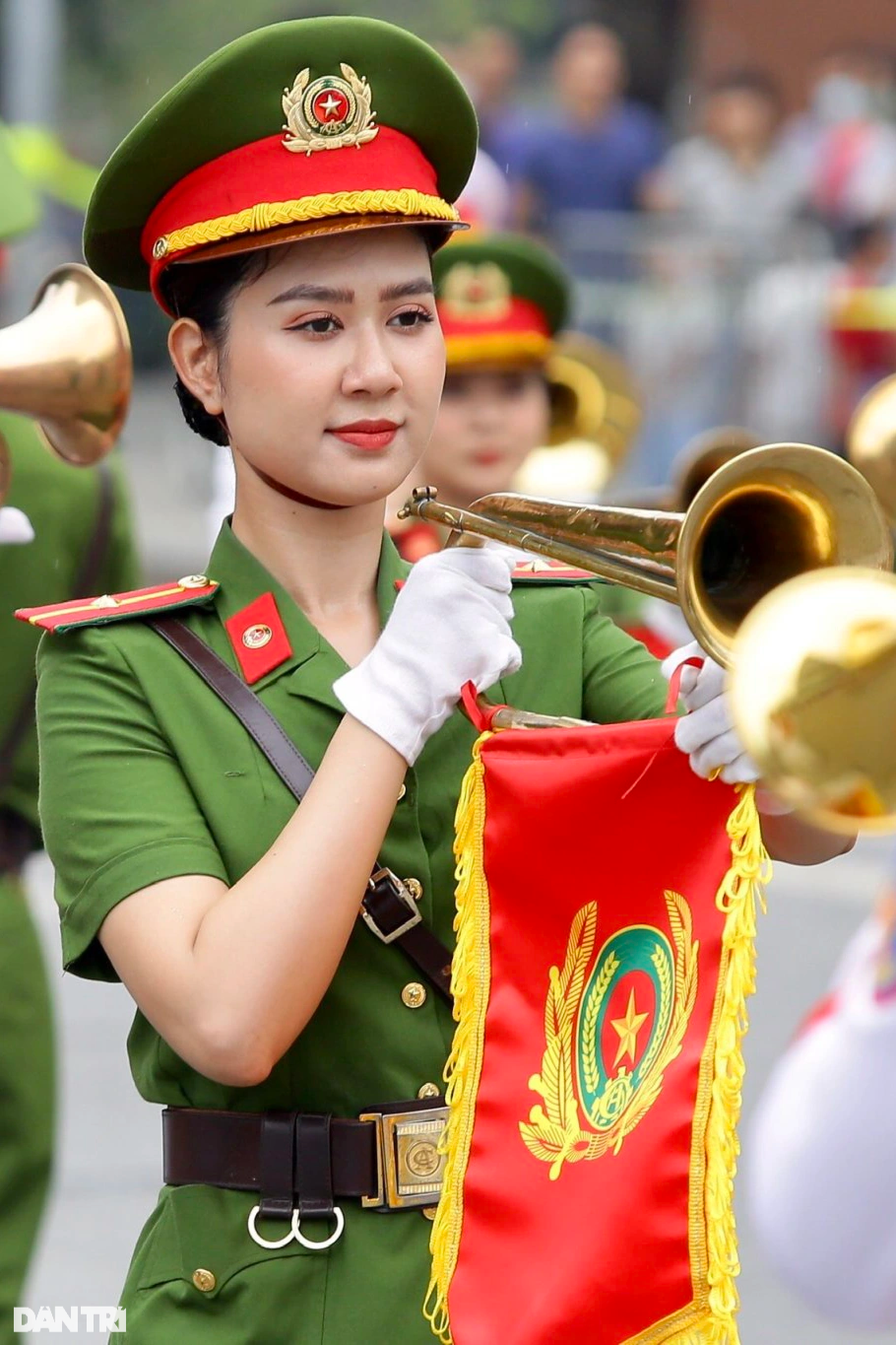 Ngắm những bóng hồng xinh đẹp biểu diễn Nhạc hội Cảnh sát trên phố đi bộ - 3 Ngắm những bóng hồng xinh đẹp biểu diễn Nhạc hội Cảnh sát trên phố đi bộ - 3