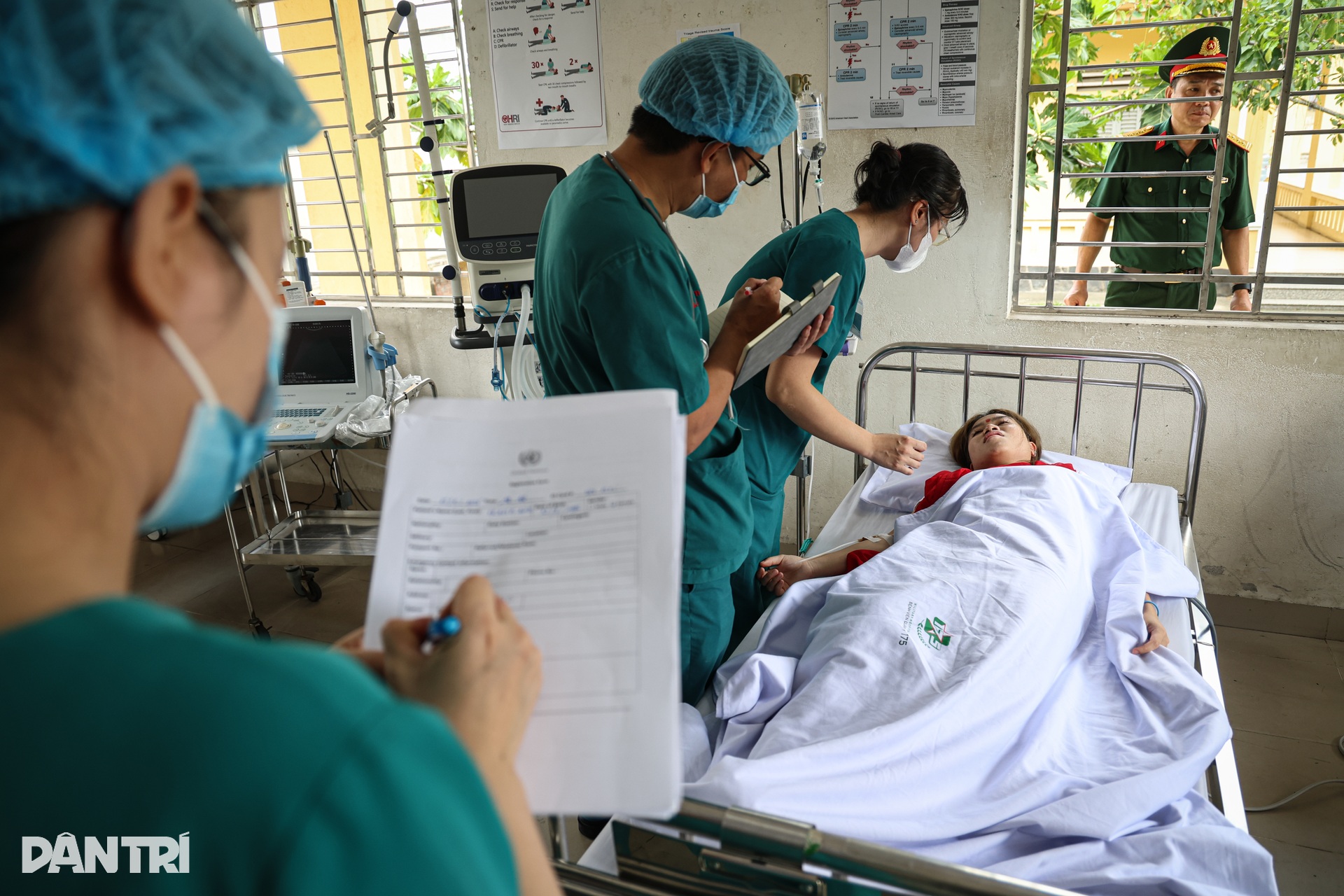 أطباء مستشفى ميداني في فيتنام يمارسون العلاج الطارئ لضحايا الألغام - 7 Bác sĩ bệnh viện dã chiến Việt Nam diễn tập cấp cứu nạn nhân đạp mìn - 7