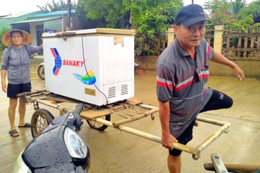 "Tiền công" đặc biệt của thợ sửa điện tử cho người dân vùng lũ