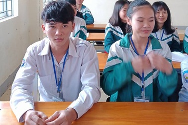 Khen thưởng nam sinh trả lại 30 triệu đồng cho người đánh rơi