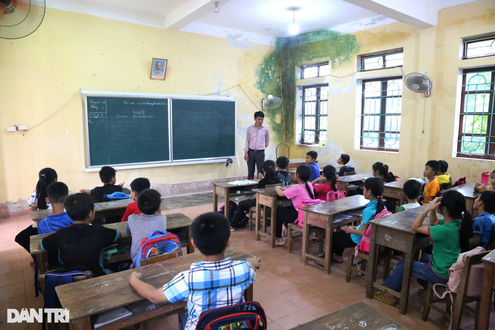 Hà Tĩnh: Phụ huynh phản đối cho con ra điểm trường chính - 1 Hà Tĩnh: Phụ huynh phản đối cho con ra điểm trường chính - 1