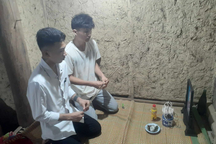 "Mẹ mất rồi, chúng con lại mồ côi lần nữa"