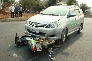 Người phụ nữ cùng chiếc xe máy bị taxi kéo lê gần 30m