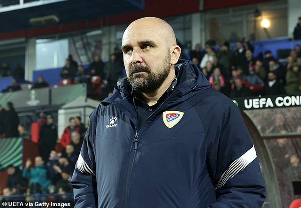 HLV 44 tuổi qua đời ngay trên sân, cầu thủ ôm mặt khóc rưng rức - 1