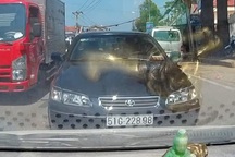 Đi ngược chiều với phong thái "như một vị thần"