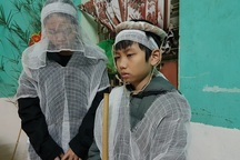 Xót xa cảnh chị em mồ côi giữa lòng Hà Nội