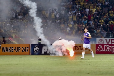 VPF lên tiếng sau sự cố pháo sáng khiến cổ động viên nữ nhập viện