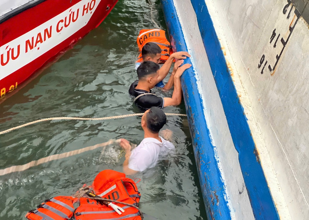 Cậu bé 10 tuổi sống sót kỳ diệu nhờ khoảng không quý giá trong con tàu lật - 2 Cậu bé 10 tuổi sống sót kỳ diệu nhờ khoảng không quý giá trong con tàu lật - 2