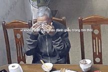 Tiễn cháu đi Đức trước Tết, hành động bất ngờ của cụ ông gây xúc động