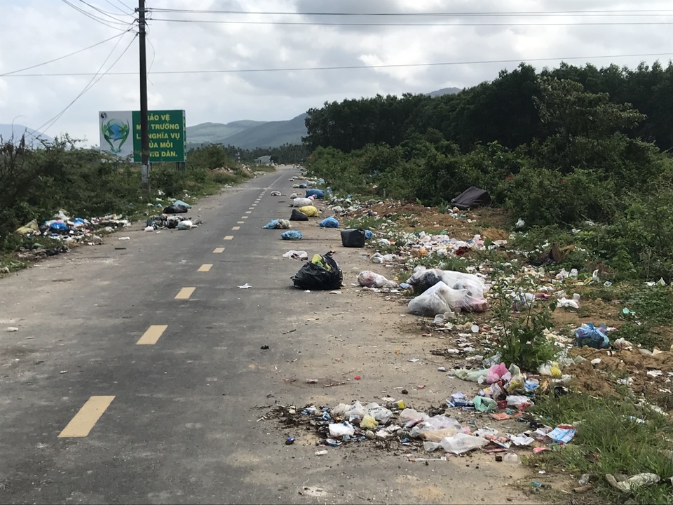 Con đường rác ở huyện nông thôn mới duy nhất của Quảng Ngãi - 1 Con đường rác ở huyện nông thôn mới duy nhất của Quảng Ngãi - 1