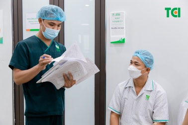 Bị đục thủy tinh thể độ 4 khi mới 41 tuổi