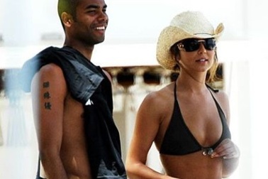 Vợ Ashley Cole quyết định đường ai nấy đi