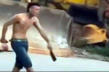 Thanh niên nghi ngáo đá cầm dao chém vào đầu bé trai