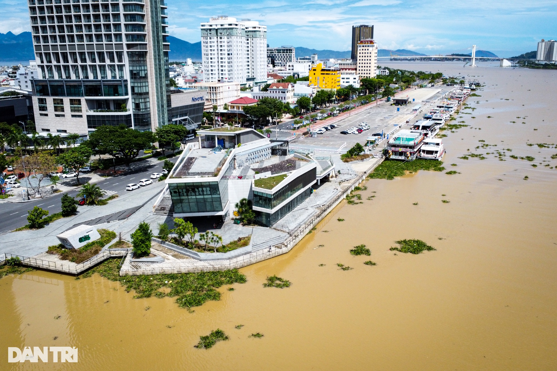 Sau mưa lớn, bờ biển Đà Nẵng ngập rác lẫn kim tiêm - 11