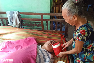 Con trai 16 năm liệt giường: "Chỉ muốn uống thuốc chết đi cho mẹ đỡ khổ"