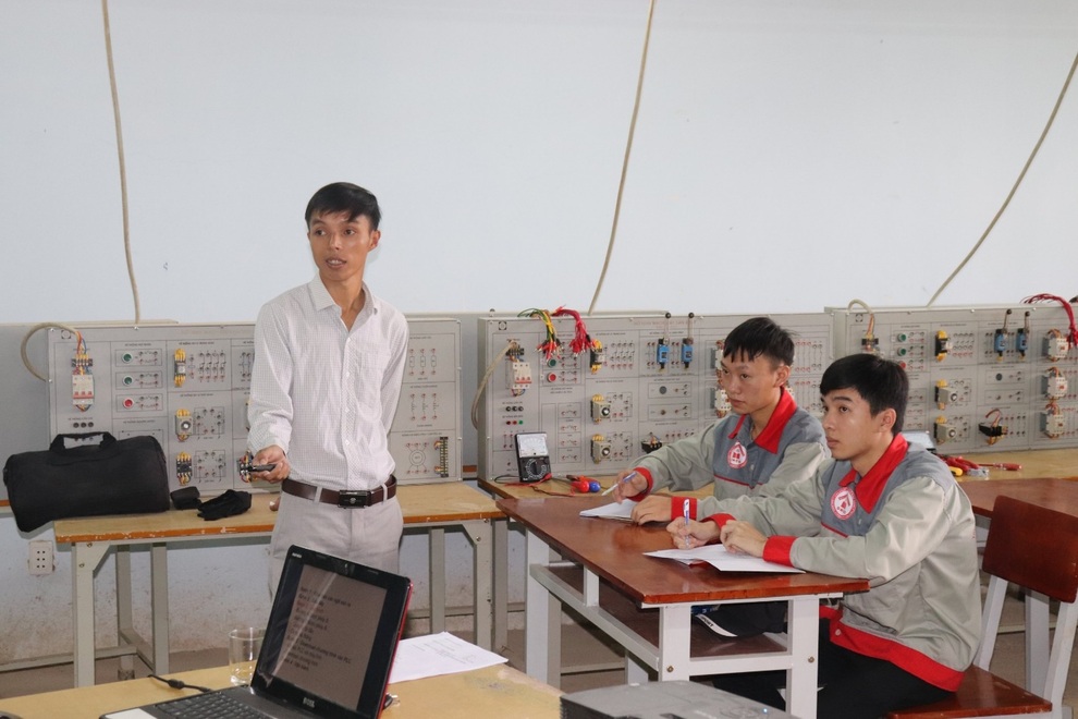 Sinh viên rời giảng đường, theo học nghề để mở quán, lập nghiệp - 1 Sinh viên rời giảng đường, theo học nghề để mở quán, lập nghiệp - 1
