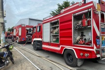 Cháy xưởng gỗ ở TPHCM, công an phải dẫn nước từ rạch vào dập lửa