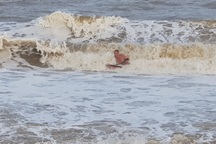 Sóng cao 2-3m, du khách vẫn phớt lờ lệnh cấm tắm biển Nha Trang